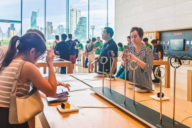 BANGKOK-THAILAND, MAYIS 31,2024: Simge Siyam alışveriş merkezindeki Apple mağazasının iç dekorasyonuyla iç mekan. Apple Inc. 'in sahibi olduğu ve işlettiği perakende mağazaları zinciri.