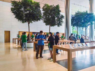 BANGKOK-THAILAND, MAYIS 31,2024: Simge Siyam alışveriş merkezindeki Apple mağazasının iç dekorasyonuyla iç mekan. Apple Inc. 'in sahibi olduğu ve işlettiği perakende mağazaları zinciri.