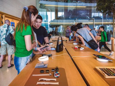 BANGKOK-THAILAND, MAYIS 31,2024: Simge Siyam alışveriş merkezindeki Apple mağazasının iç dekorasyonuyla iç mekan. Apple Inc. 'in sahibi olduğu ve işlettiği perakende mağazaları zinciri.