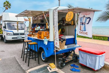 PRACHUAP KHIRI KHAN, THAILAND - 10 Mart 2024: Pranburi plajı yakınlarındaki klasik mavi Volkswagen kamyonunda kahve ve yemek kamyonu. Sembolik Volkswagen markasından şirin mavi yemek kamyonu. Tekerlekli çubuk
