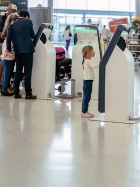 BANGKOK-THAILAND, FEBRUARY 20. 2023: Suvarnabhumi Uluslararası Havalimanı 'nda otomatik otomatik giriş veya self servis makinesi kullanan kimliği belirsiz yolcular. Innovation at the service of people concept.