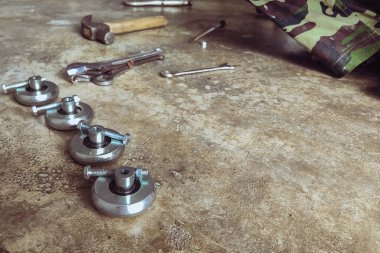 Yeni çelik tekerlek silindirleri tamir edilecek ve esnetilmiş çelik kapının sürgüsü değiştirilecek. Sürgülü kapılara yeni çelik tekerlekler takıldı. Sürgülü kapı donanımı. Sürgülü kapıların ayarlayıcılarıName.