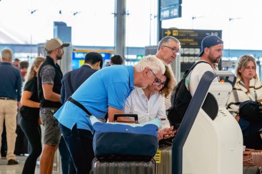 BANGKOK-THAILAND, FEBRUARY 20. 2023: Suvarnabhumi Uluslararası Havalimanı 'nda otomatik otomatik giriş veya self servis makinesi kullanan kimliği belirsiz yolcular. Innovation at the service of people concept.