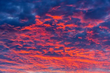 Güneş ufuktan battıktan sonra gün batımının güzel manzarası. Sadece ufuktaki gökyüzü. Cirrus alçak bulutlar. Dramatik gün batımı. Gün batımında fantastik koyu mavi gök gürültülü bulutlar, doğal kompozisyon.