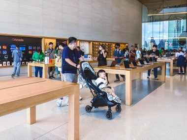 BANGKOK-THAILAND, MAYIS 31,2024: Simge Siyam alışveriş merkezindeki Apple mağazasının iç dekorasyonuyla iç mekan. Apple Inc. 'in sahibi olduğu ve işlettiği perakende mağazaları zinciri.