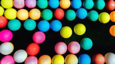 Suyun üzerindeki renkli plastik topların en üst görüntüsü. Renkli sünger toplarının görüntüsü. Arka planda bir sürü renkli top var. Çocukların su parkında oynaması için bir sürü renkli top. Çocuklar için havuz.