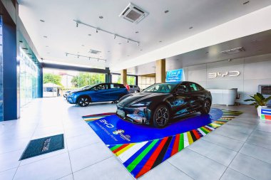 KANCHANABURI - THAILAND, 6 Temmuz 2024: BYD Mühür, Atto 3 ve Yunus EV arabasının bir sergi salonu ve iç görüntüsü BYD EV perakende mağazasında sergilenmektedir. BYD galerisinde elektrikli araba sergilendi..