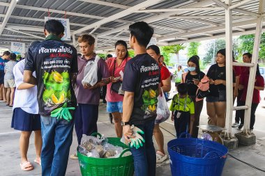 KANCHANABURI-THAILAND, 27 AĞUSTOS 2024: Lezzetli ve pahalı fiyatlı popüler bir meyve olan Durian 'ı, Büyük C Supercenter araba parkındaki pazardan daha ucuz bir fiyata halka pazarlamak