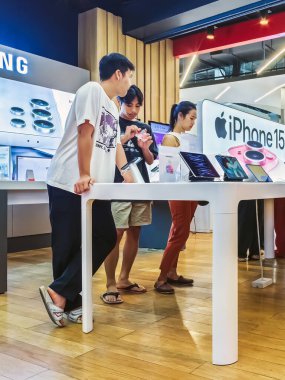 KANCHANABURI, THAILAND-FEBRUARY 10.2024: TRUE mobil ağ hizmet dükkanının içinde, müşteriler hizmetleri kullanmak ve cep telefonları ve internetle ilgili işlemler yapmak için gelirler ve yeni aygıtlar almayı seçerler