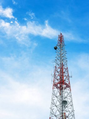 Mobil telefon kulesi, üs istasyonu ya da açık mavi gökyüzü arka planında ay olan tek kutup. Anten telekomünikasyon ve mavi gökyüzü arka planında gündüz Ay. Hilal şeklindeki telekomünikasyon kulesi..