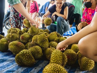 KANCHANABURI-THAILAND, 27 AĞUSTOS 2024: Lezzetli ve pahalı fiyatlı popüler bir meyve olan Durian 'ı, Büyük C Supercenter araba parkındaki pazardan daha ucuz bir fiyata halka pazarlamak