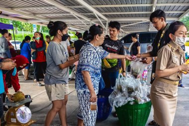 KANCHANABURI-THAILAND, 27 AĞUSTOS 2024: Lezzetli ve pahalı fiyatlı popüler bir meyve olan Durian 'ı, Büyük C Supercenter araba parkındaki pazardan daha ucuz bir fiyata halka pazarlamak