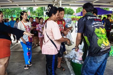 KANCHANABURI-THAILAND, 27 AĞUSTOS 2024: Lezzetli ve pahalı fiyatlı popüler bir meyve olan Durian 'ı, Büyük C Supercenter araba parkındaki pazardan daha ucuz bir fiyata halka pazarlamak