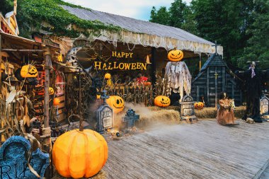 KANCHANABURI, THAILAND-ECTOBER 11. 2023: Kafenin güzel tasarımı ve dekorasyonunun görüntüsü, turistlerin CHAN Doğa Kafesi 'nde eğlence ve mutlulukla kutlamaları için düzenlenen Cadılar Bayramı festivali partisine hoş geldiniz.