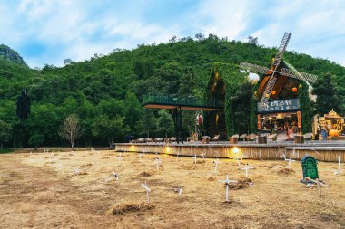 KANCHANABURI, THAILAND-ECTOBER 11. 2023: Kafenin güzel tasarımı ve dekorasyonunun görüntüsü, turistlerin CHAN Doğa Kafesi 'nde eğlence ve mutlulukla kutlamaları için düzenlenen Cadılar Bayramı festivali partisine hoş geldiniz.