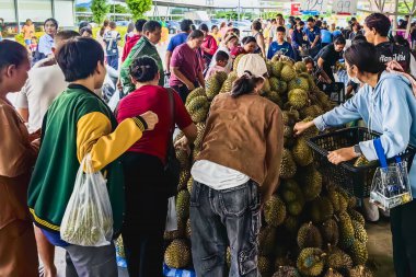 KANCHANABURI-THAILAND, 27 AĞUSTOS 2024: Lezzetli ve pahalı fiyatlı popüler bir meyve olan Durian 'ı, Büyük C Supercenter araba parkındaki pazardan daha ucuz bir fiyata halka pazarlamak