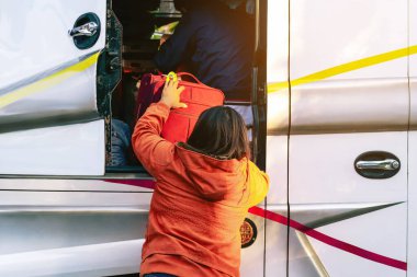 Turistler şehir caddesinde seyahat otobüsüne çantalarını koyuyorlar. Otobüs terminalde durduğunda bagaja bagaj koyan otobüs yolcuları. Bavullarınızı toplayın ve gezi otobüsüne binin. İyi yolculuklar..