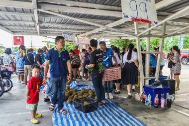 KANCHANABURI-THAILAND, 27 AĞUSTOS 2024: Lezzetli ve pahalı fiyatlı popüler bir meyve olan Durian 'ı, Büyük C Supercenter araba parkındaki pazardan daha ucuz bir fiyata halka pazarlamak