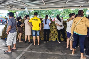 KANCHANABURI-THAILAND, 27 AĞUSTOS 2024: Lezzetli ve pahalı fiyatlı popüler bir meyve olan Durian 'ı, Büyük C Supercenter araba parkındaki pazardan daha ucuz bir fiyata halka pazarlamak