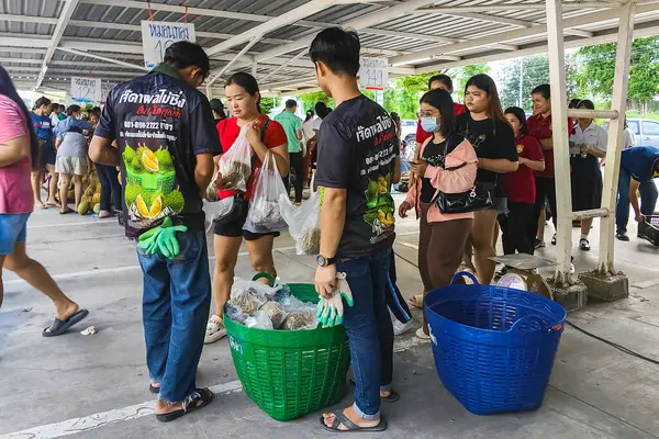 KANCHANABURI-THAILAND, 27 AĞUSTOS 2024: Lezzetli ve pahalı fiyatlı popüler bir meyve olan Durian 'ı, Büyük C Supercenter araba parkındaki pazardan daha ucuz bir fiyata halka pazarlamak