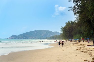 HUA HIN, THAILAND-MARCH 10.2024: mutlu kaygısız son sınıf arkadaşlarının Hua Hin plajında birlikte yürümeleri. Yaşlı arkadaşlar, kıdemli yaşam tarzı kavramı, seyahat, doğada rahatlama. Mutlu açık hava