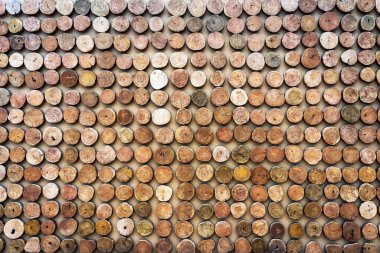 Doğadaki birçok ağaç kütüğü duvarda süslenir. Bir sürü kesilmiş kayıt arka planı var. Ağaç gövdelerinin kesitleri arka planda. Ağaç kesme süsü. Dekorasyon için ağaç gövdelerini bir araya getirmek.