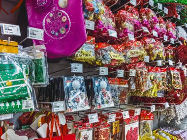 KANCHANABURI, THAILAND - 24 Kasım 2024: MR D.I.Y. 'de satış için tasarlanan çeşitli Noel süslemeleri ve aksesuarları veya Noel süslemeleri ve dekorasyonları. Dükkan.