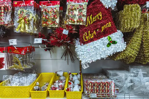 KANCHANABURI, THAILAND - 24 Kasım 2024: MR D.I.Y. 'de satış için tasarlanan çeşitli Noel süslemeleri ve aksesuarları veya Noel süslemeleri ve dekorasyonları. Dükkan.