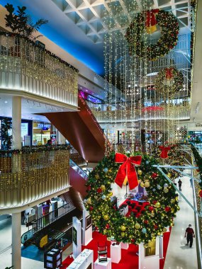 NAKHON PATHOM, THAILAND-NOVEMBER 8. 2024: Sergilenen çeşitli güzel Noel süslemeleri ve aksesuarları veya Merkez Alışveriş Merkezi 'nde şenlik için tasarlanmış Noel süslemeleri ve dekorasyonları.