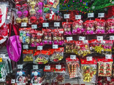 KANCHANABURI, THAILAND - 24 Kasım 2024: MR D.I.Y. 'de satış için tasarlanan çeşitli Noel süslemeleri ve aksesuarları veya Noel süslemeleri ve dekorasyonları. Dükkan.