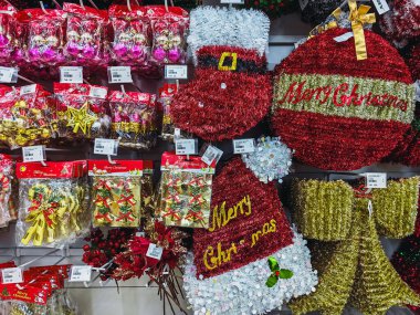 KANCHANABURI, THAILAND - 24 Kasım 2024: MR D.I.Y. 'de satış için tasarlanan çeşitli Noel süslemeleri ve aksesuarları veya Noel süslemeleri ve dekorasyonları. Dükkan.