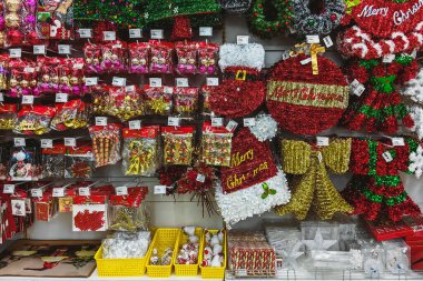 KANCHANABURI, THAILAND - 24 Kasım 2024: MR D.I.Y. 'de satış için tasarlanan çeşitli Noel süslemeleri ve aksesuarları veya Noel süslemeleri ve dekorasyonları. Dükkan.