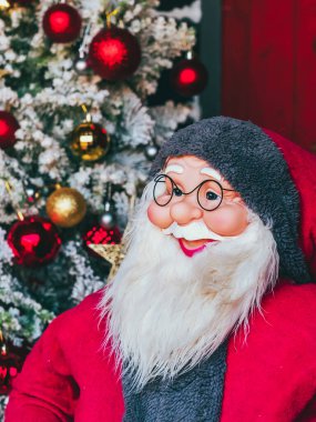 Noel ve yeni yıl arifesi için ev dekore edilmiş ve aydınlık. Dışarıda çok güzel Noel süsleri var. Burayı Noel ve yeni yılı kutlamak için güzel ve mutlu süslemelerle süsleyin..