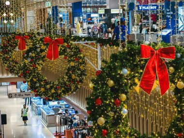 NAKHON PATHOM, THAILAND-NOVEMBER 8. 2024: Sergilenen çeşitli güzel Noel süslemeleri ve aksesuarları veya Merkez Alışveriş Merkezi 'nde şenlik için tasarlanmış Noel süslemeleri ve dekorasyonları.