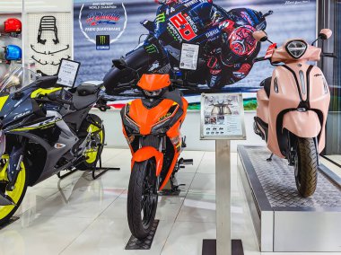KANCHANABURI, THAILAND -27 Kasım 2024: YAMAHA motosiklet dükkanında satılık yeni Yamaha motosiklet ve aksesuarları indirimli. Showroom, YAMAHA Motosiklet markasının yeni sürümünü satıyor.