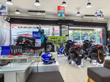 KANCHANABURI, THAILAND -27 Kasım 2024: YAMAHA motosiklet dükkanında satılık yeni Yamaha motosiklet ve aksesuarları indirimli. Showroom, YAMAHA Motosiklet markasının yeni sürümünü satıyor.