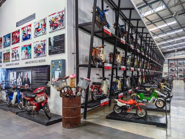 KANCHANABURI-THAILAND, Kasım 27, 2024: Düşük HENG MONG Müzesi 'ndeki nadir bulunan bir müzede çeşitli model ve markalardan oluşan güzel türde antika ve koleksiyon motosikletleri sergilenmektedir.