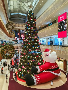 NAKHON PATHOM, THAILAND-NOVEMBER 8. 2024: Sergilenen çeşitli güzel Noel süslemeleri ve aksesuarları veya Merkez Alışveriş Merkezi 'nde şenlik için tasarlanmış Noel süslemeleri ve dekorasyonları.