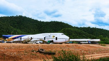 KANCHANABURI, THAILAND-EPTEMBER 6. 2024: Yeni kafe ve restoran inşaatı Tayland Havayolları 'ndan gelen eski bir ticari uçağı kullanarak dağlarla çevrili yeni ve güzel bir yer için yenileme çalışmaları.