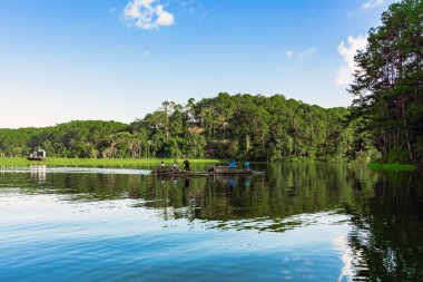 MAE HONG SON, THAILAND-ARALIK 30. 2024: Pang Oung Gölü 'nün güzel doğa gölü ve ormanı ve çevre dostu açık hava aktiviteleri için çam ormanı ve Pang Tong rezervuarında kamp.