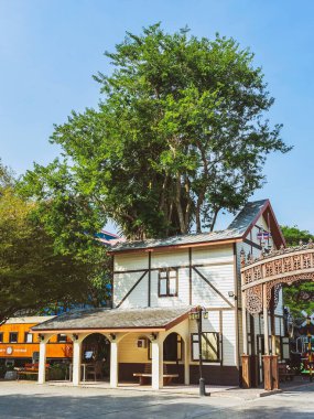 NAKHON PATHOM, THAILAND-JANUARY 9, 2025: Tayland Film Müzesi 'nin güzelliği geçmişten günümüze film endüstrisinin bilgi enstrümanlarını toplamak ve Tayland Film Müzesi' nde ziyaretçi tarihi eğitimi için sunumlar yapmak.