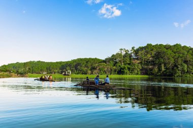 MAE HONG SON, THAILAND-ARALIK 30. 2024: Pang Oung Gölü 'nün güzel doğa gölü ve ormanı ve çevre dostu açık hava aktiviteleri için çam ormanı ve Pang Tong rezervuarında kamp.
