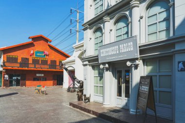 NAKHON PATHOM, THAILAND-JANUARY 9, 2025: Tayland Film Müzesi 'nin güzelliği geçmişten günümüze film endüstrisinin bilgi enstrümanlarını toplamak ve Tayland Film Müzesi' nde ziyaretçi tarihi eğitimi için sunumlar yapmak.