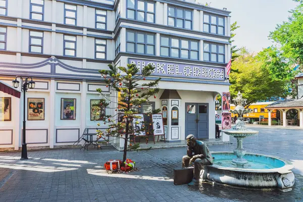 NAKHON PATHOM, THAILAND-JANUARY 9, 2025: Tayland Film Müzesi 'nin güzelliği geçmişten günümüze film endüstrisinin bilgi enstrümanlarını toplamak ve Tayland Film Müzesi' nde ziyaretçi tarihi eğitimi için sunumlar yapmak.