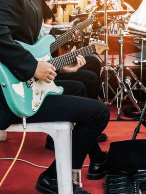 Gitarist erkek eller sahnede elektro gitar çalıyor. Klasik konser, performans provası, gösteri. Müzik aleti çalmayı öğreniyorum. Elektro gitar çalan gitaristin elleri.