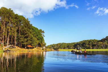 MAE HONG SON, THAILAND-ARALIK 30. 2024: Pang Oung Gölü 'nün güzel doğa gölü ve ormanı ve çevre dostu açık hava aktiviteleri için çam ormanı ve Pang Tong rezervuarında kamp.