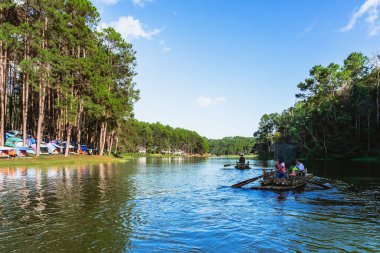 MAE HONG SON, THAILAND-ARALIK 30. 2024: Pang Oung Gölü 'nün güzel doğa gölü ve ormanı ve çevre dostu açık hava aktiviteleri için çam ormanı ve Pang Tong rezervuarında kamp.