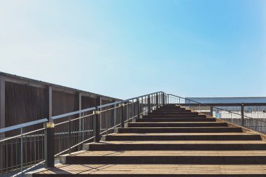 Modern sergi binasının girişinde ahşap merdiven ve yüzey dokusuyla döşenmiş güzel modern mimari konsept tasarımı. Güzel ahşap merdiven.