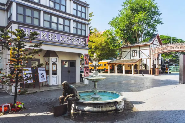 NAKHON PATHOM, THAILAND-JANUARY 9, 2025: Tayland Film Müzesi 'nin güzelliği geçmişten günümüze film endüstrisinin bilgi enstrümanlarını toplamak ve Tayland Film Müzesi' nde ziyaretçi tarihi eğitimi için sunumlar yapmak.