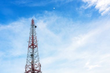 Mobil telefon kulesi, üs istasyonu ya da açık mavi gökyüzü arka planında ay olan tek kutup. Anten telekomünikasyon ve mavi gökyüzü arka planında gündüz Ay. Hilal şeklindeki telekomünikasyon kulesi..